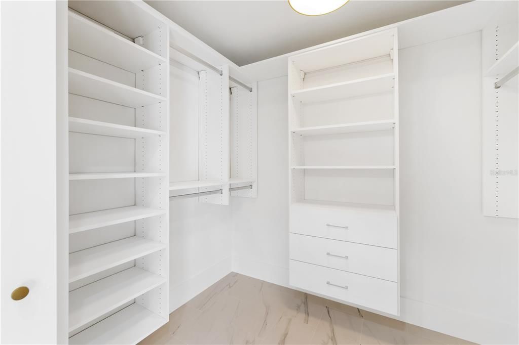 Activo con contrato: $1,990,000 (4 camas, 3 baños, 2379 Pies cuadrados)