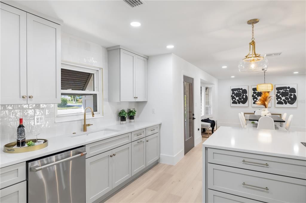 Activo con contrato: $1,990,000 (4 camas, 3 baños, 2379 Pies cuadrados)