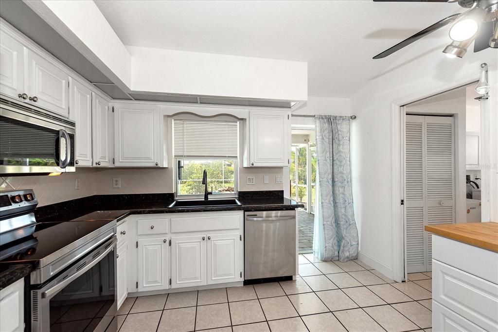 For Sale: $289,000 (2 beds, 2 baths, 1008 Square Feet)