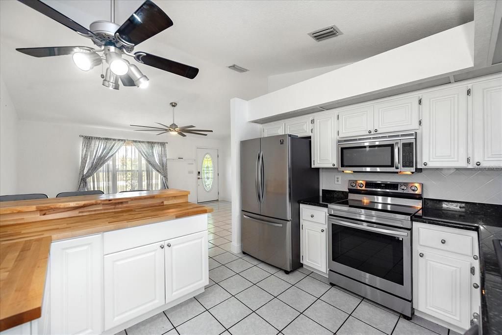 For Sale: $289,000 (2 beds, 2 baths, 1008 Square Feet)