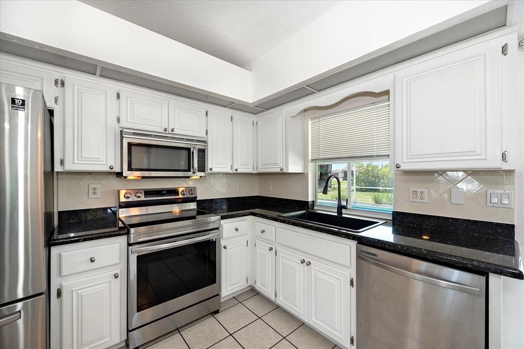 For Sale: $289,000 (2 beds, 2 baths, 1008 Square Feet)