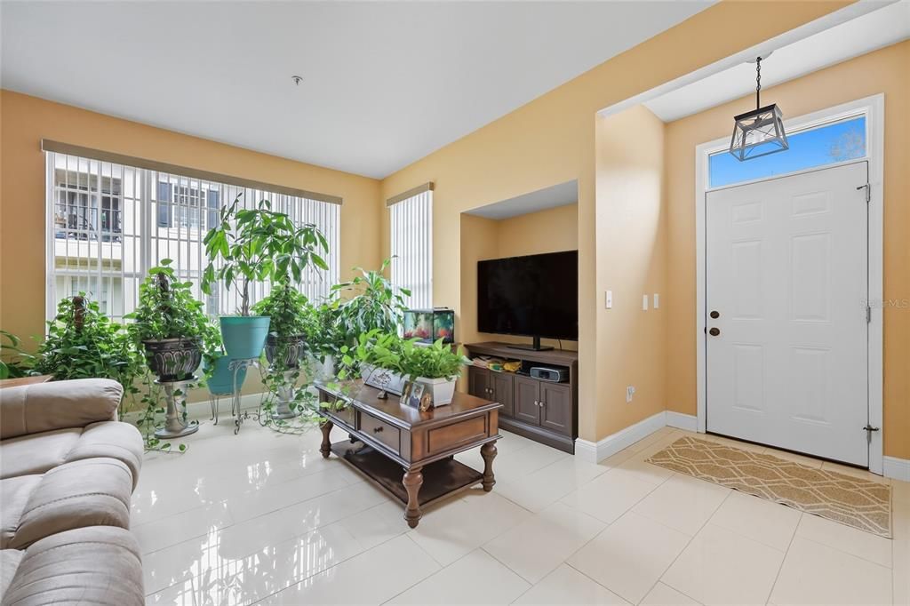 For Sale: $185,000 (1 beds, 1 baths, 776 Square Feet)