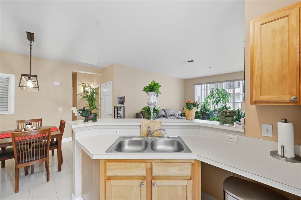 For Sale: $185,000 (1 beds, 1 baths, 776 Square Feet)