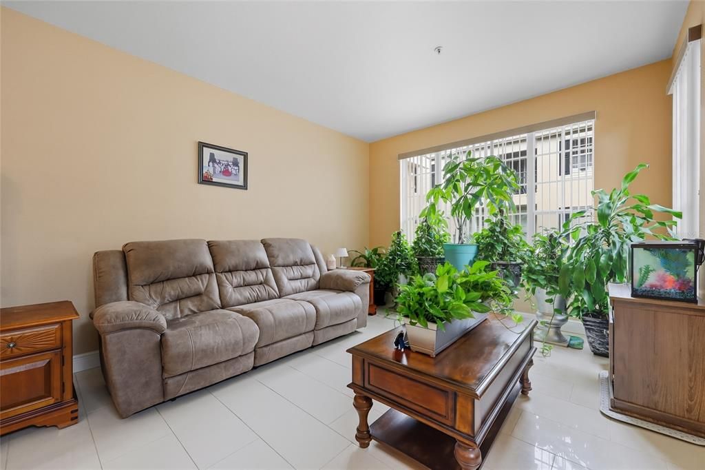 For Sale: $185,000 (1 beds, 1 baths, 776 Square Feet)