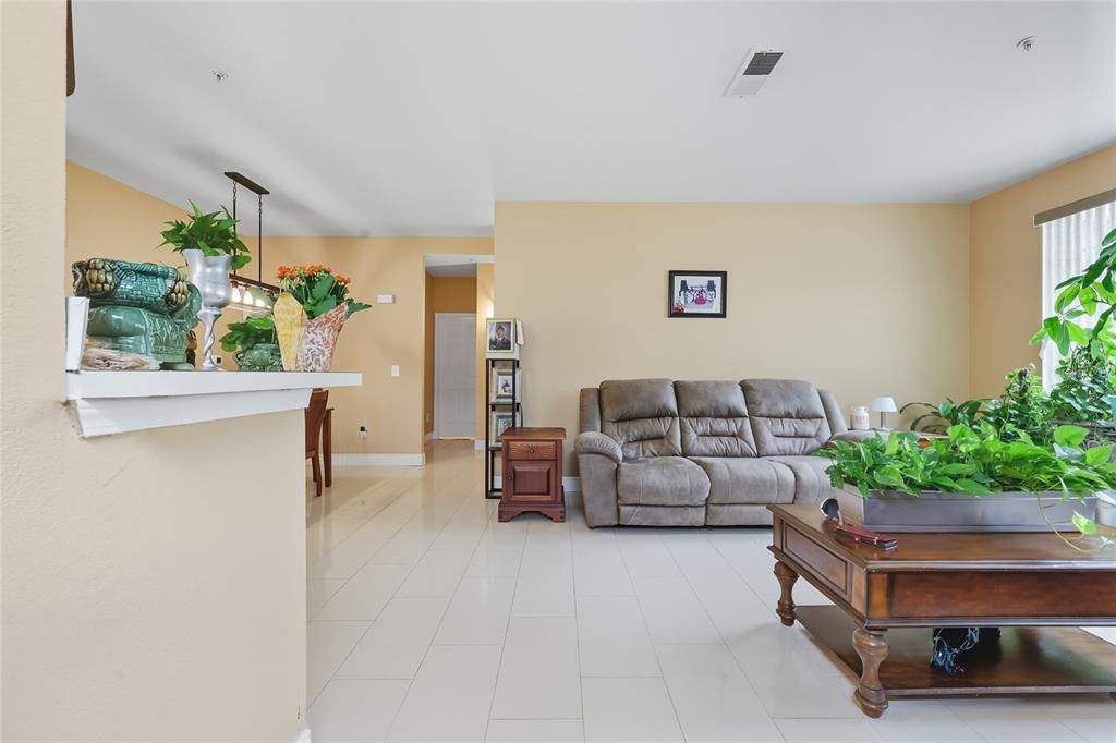 For Sale: $185,000 (1 beds, 1 baths, 776 Square Feet)