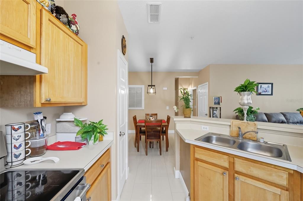 For Sale: $185,000 (1 beds, 1 baths, 776 Square Feet)