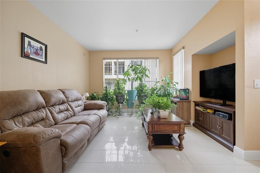 For Sale: $185,000 (1 beds, 1 baths, 776 Square Feet)