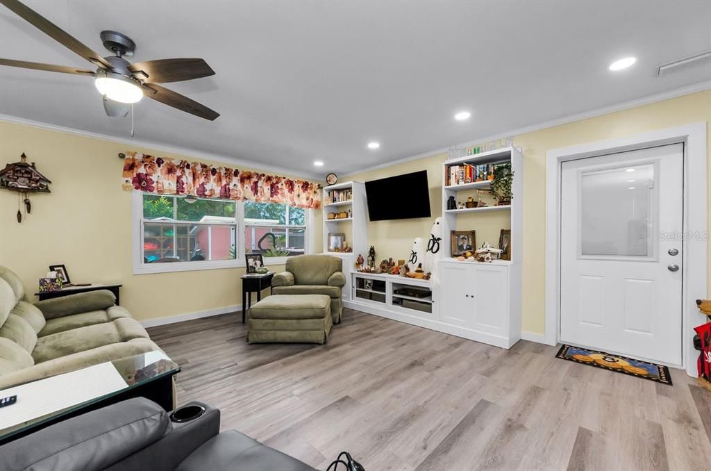 合同活跃: $350,000 (4 贝兹, 2 浴室, 1611 平方英尺)