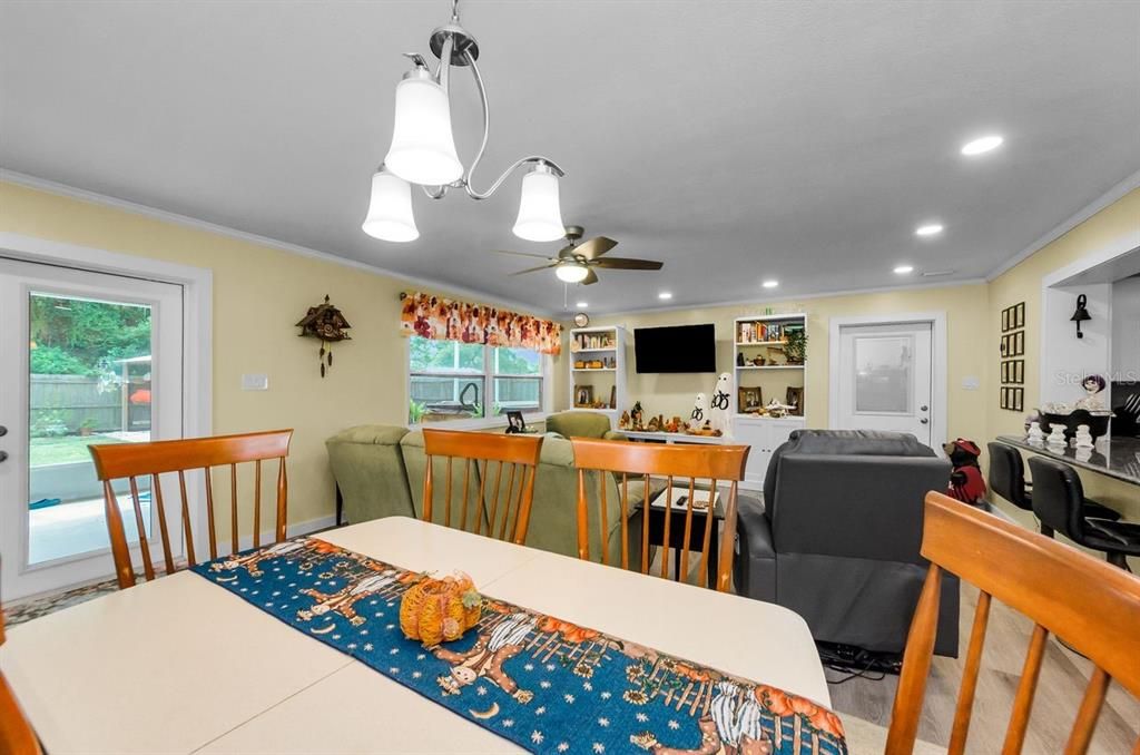 合同活跃: $350,000 (4 贝兹, 2 浴室, 1611 平方英尺)