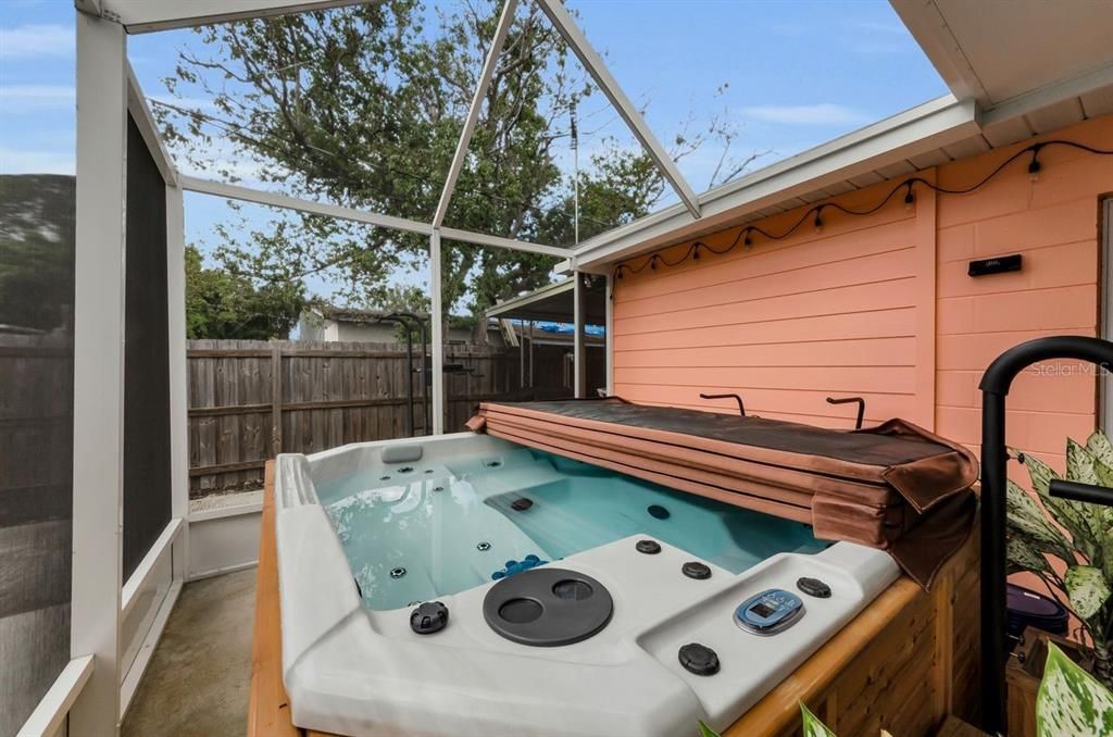 合同活跃: $350,000 (4 贝兹, 2 浴室, 1611 平方英尺)