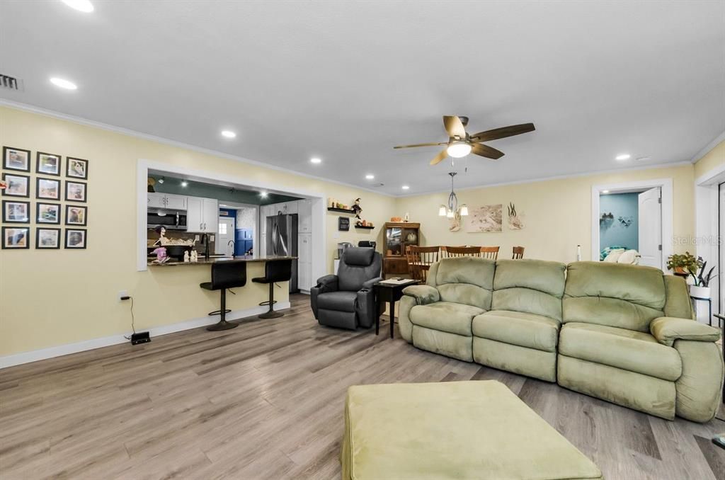 合同活跃: $350,000 (4 贝兹, 2 浴室, 1611 平方英尺)