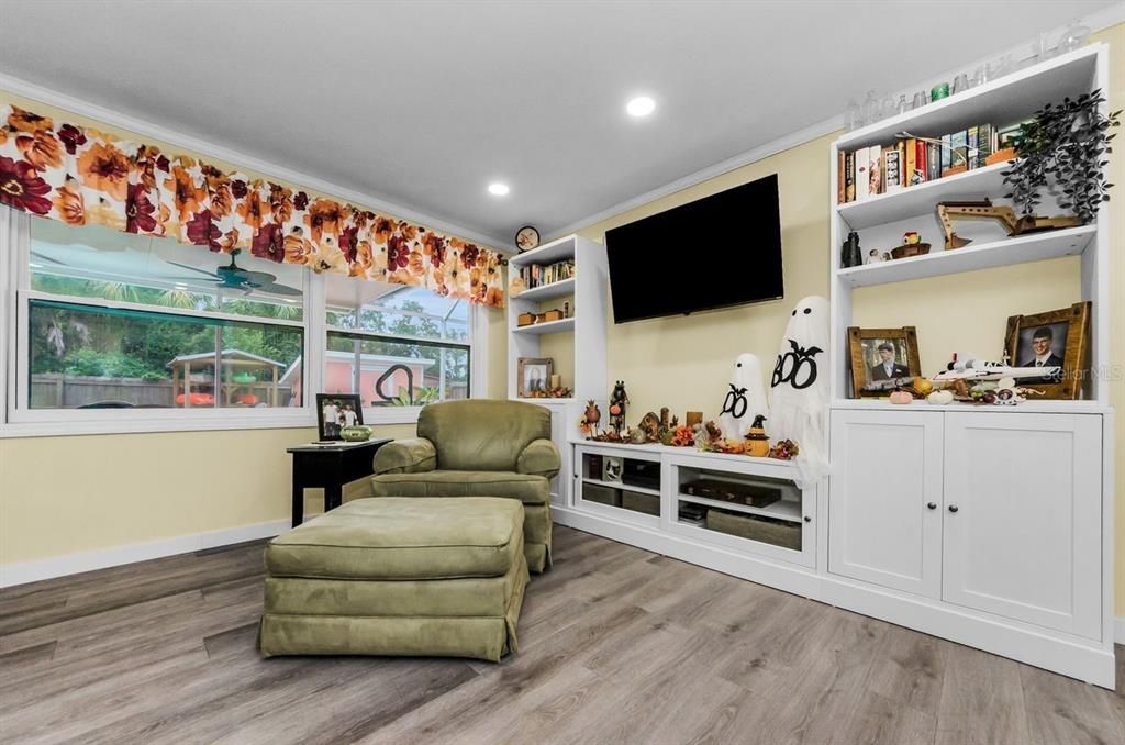 合同活跃: $350,000 (4 贝兹, 2 浴室, 1611 平方英尺)