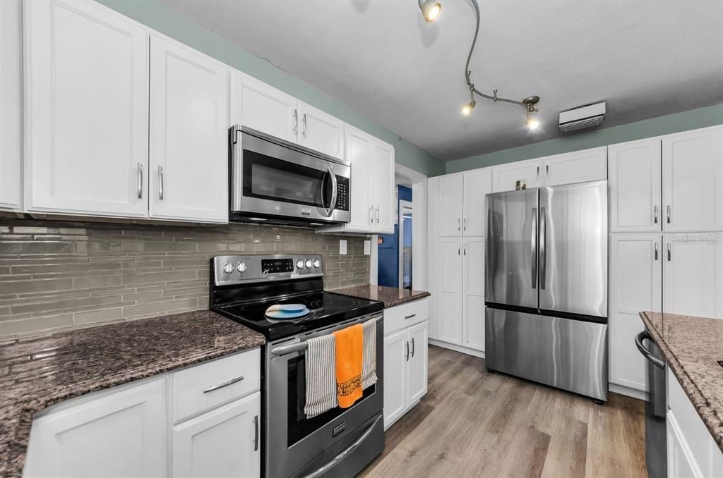 合同活跃: $350,000 (4 贝兹, 2 浴室, 1611 平方英尺)