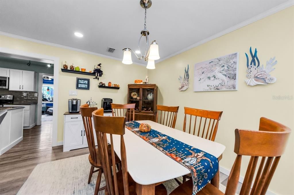 合同活跃: $350,000 (4 贝兹, 2 浴室, 1611 平方英尺)