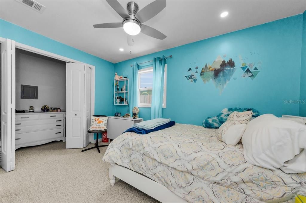 合同活跃: $350,000 (4 贝兹, 2 浴室, 1611 平方英尺)