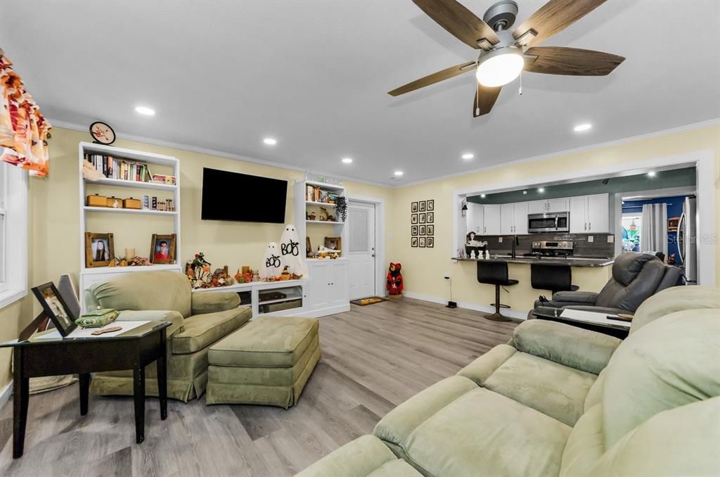 合同活跃: $350,000 (4 贝兹, 2 浴室, 1611 平方英尺)