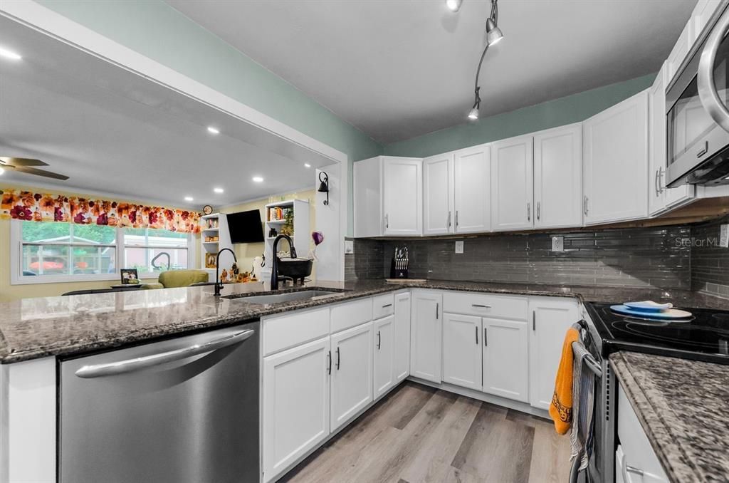 合同活跃: $350,000 (4 贝兹, 2 浴室, 1611 平方英尺)