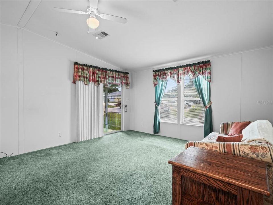 For Sale: $160,000 (2 beds, 2 baths, 864 Square Feet)