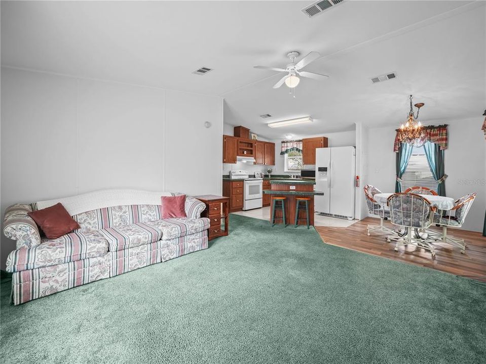 For Sale: $160,000 (2 beds, 2 baths, 864 Square Feet)