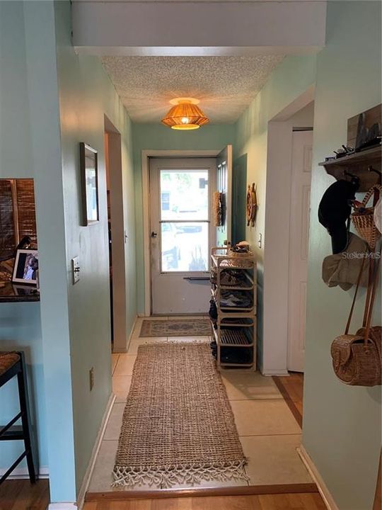 For Rent: $2,100 (2 beds, 1 baths, 939 Square Feet)