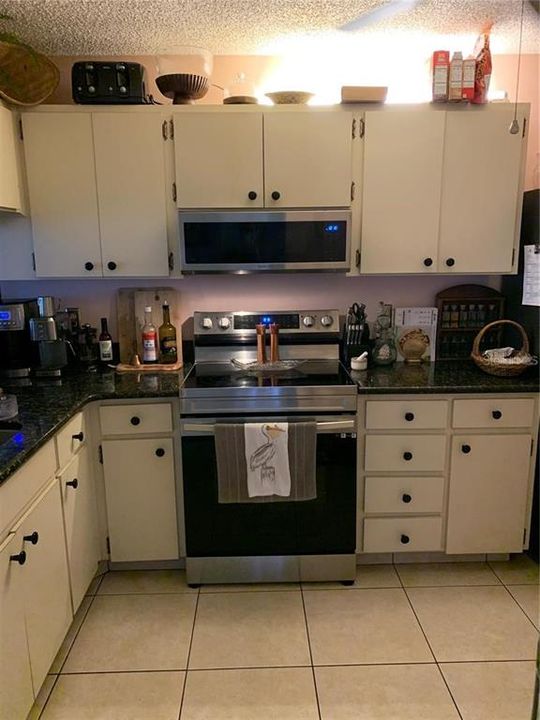 For Rent: $2,100 (2 beds, 1 baths, 939 Square Feet)