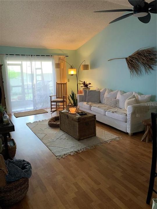 For Rent: $2,100 (2 beds, 1 baths, 939 Square Feet)