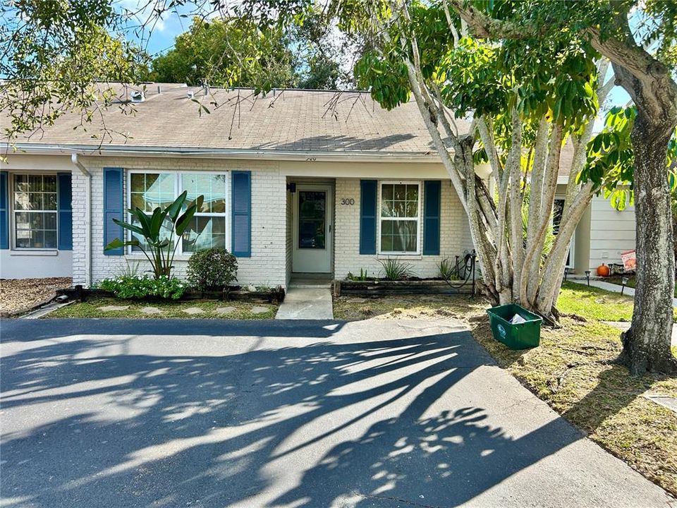 For Rent: $2,100 (2 beds, 1 baths, 939 Square Feet)