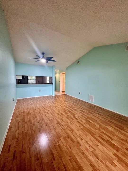 For Rent: $2,100 (2 beds, 1 baths, 939 Square Feet)