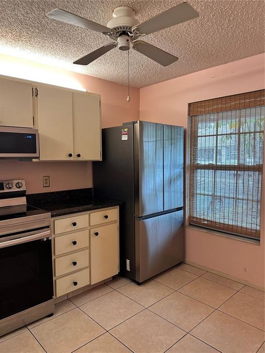 For Rent: $2,100 (2 beds, 1 baths, 939 Square Feet)
