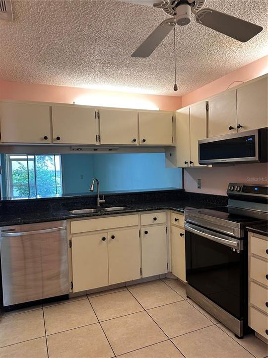 For Rent: $2,100 (2 beds, 1 baths, 939 Square Feet)