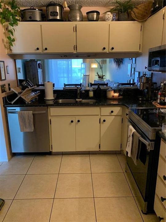 For Rent: $2,100 (2 beds, 1 baths, 939 Square Feet)