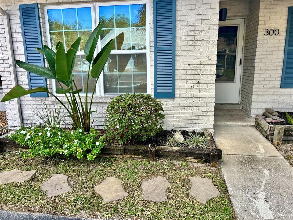 For Rent: $2,100 (2 beds, 1 baths, 939 Square Feet)