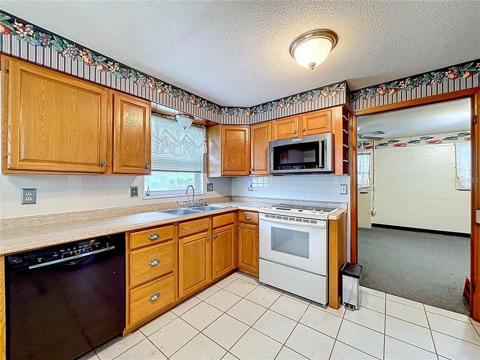 Active With Contract: $250,000 (3 beds, 1 baths, 1192 Square Feet)