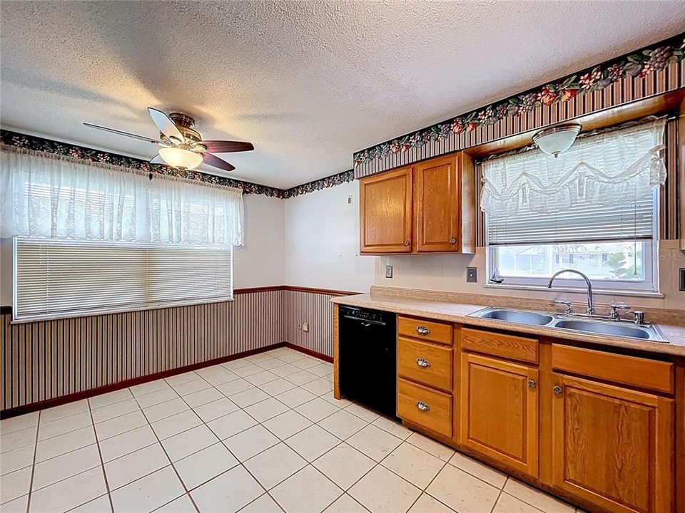 Active With Contract: $250,000 (3 beds, 1 baths, 1192 Square Feet)