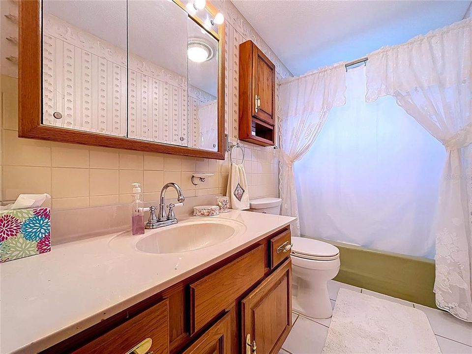 Active With Contract: $250,000 (3 beds, 1 baths, 1192 Square Feet)