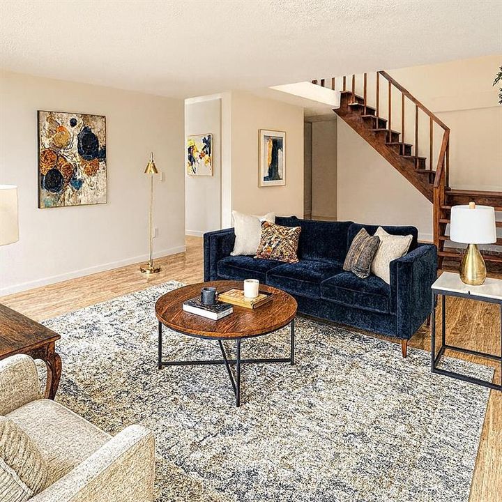 合同活跃: $258,000 (4 贝兹, 3 浴室, 2703 平方英尺)