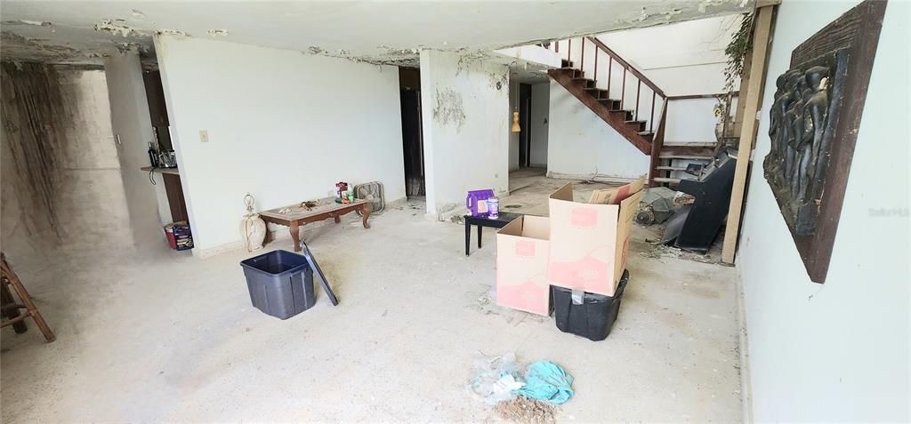 合同活跃: $258,000 (4 贝兹, 3 浴室, 2703 平方英尺)