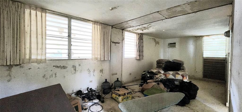 合同活跃: $258,000 (4 贝兹, 3 浴室, 2703 平方英尺)