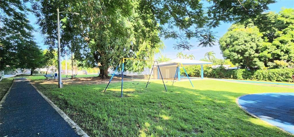 合同活跃: $258,000 (4 贝兹, 3 浴室, 2703 平方英尺)