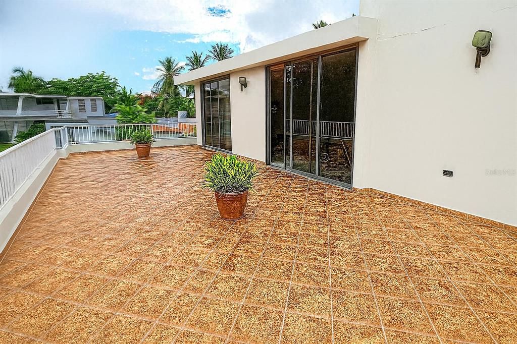 合同活跃: $258,000 (4 贝兹, 3 浴室, 2703 平方英尺)