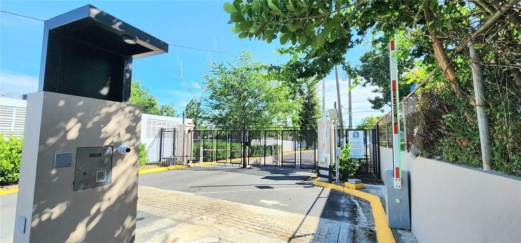 合同活跃: $258,000 (4 贝兹, 3 浴室, 2703 平方英尺)