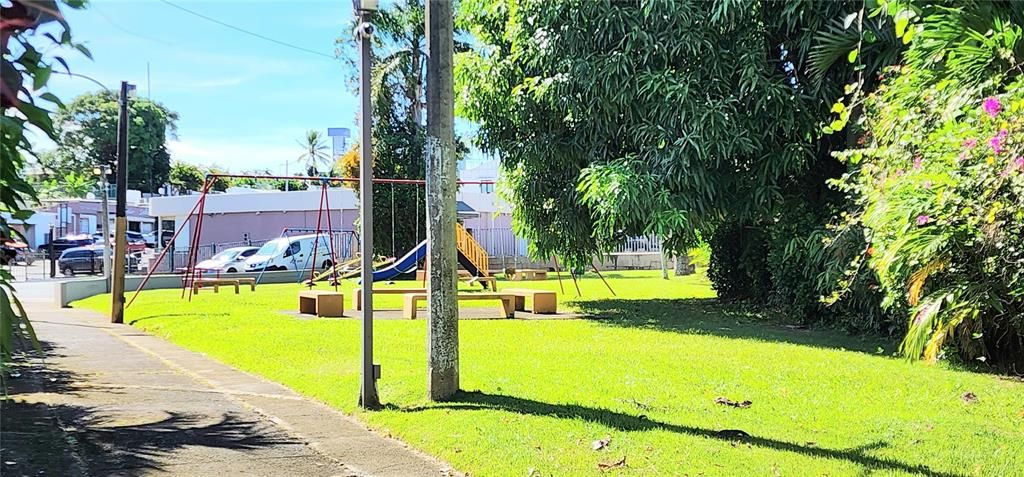 合同活跃: $258,000 (4 贝兹, 3 浴室, 2703 平方英尺)