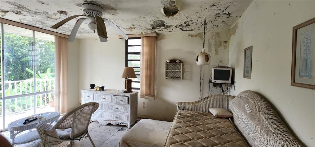 合同活跃: $258,000 (4 贝兹, 3 浴室, 2703 平方英尺)