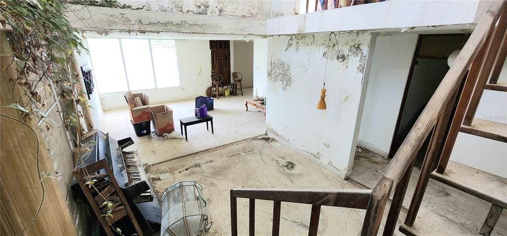 合同活跃: $258,000 (4 贝兹, 3 浴室, 2703 平方英尺)