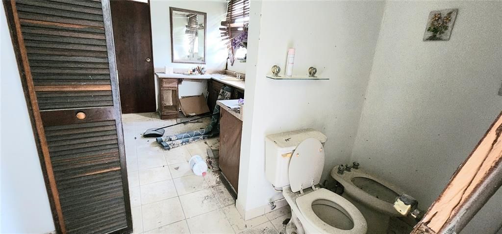 合同活跃: $258,000 (4 贝兹, 3 浴室, 2703 平方英尺)