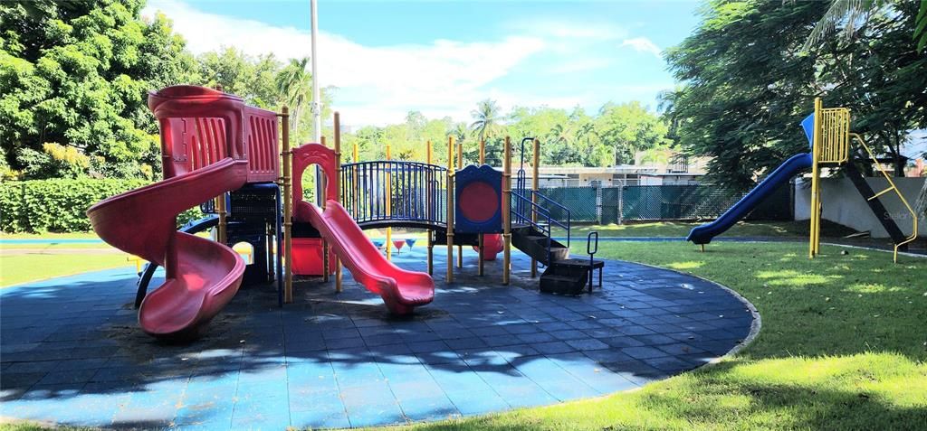 合同活跃: $258,000 (4 贝兹, 3 浴室, 2703 平方英尺)