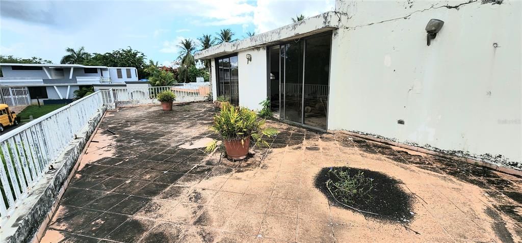 合同活跃: $258,000 (4 贝兹, 3 浴室, 2703 平方英尺)