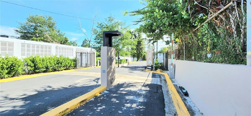 合同活跃: $258,000 (4 贝兹, 3 浴室, 2703 平方英尺)