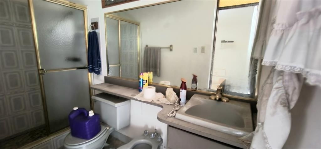 合同活跃: $258,000 (4 贝兹, 3 浴室, 2703 平方英尺)