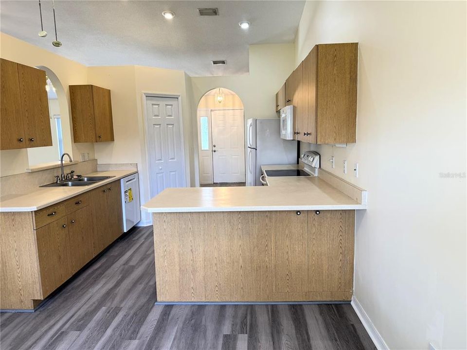 Active With Contract: $1,900 (3 beds, 2 baths, 1556 Square Feet)